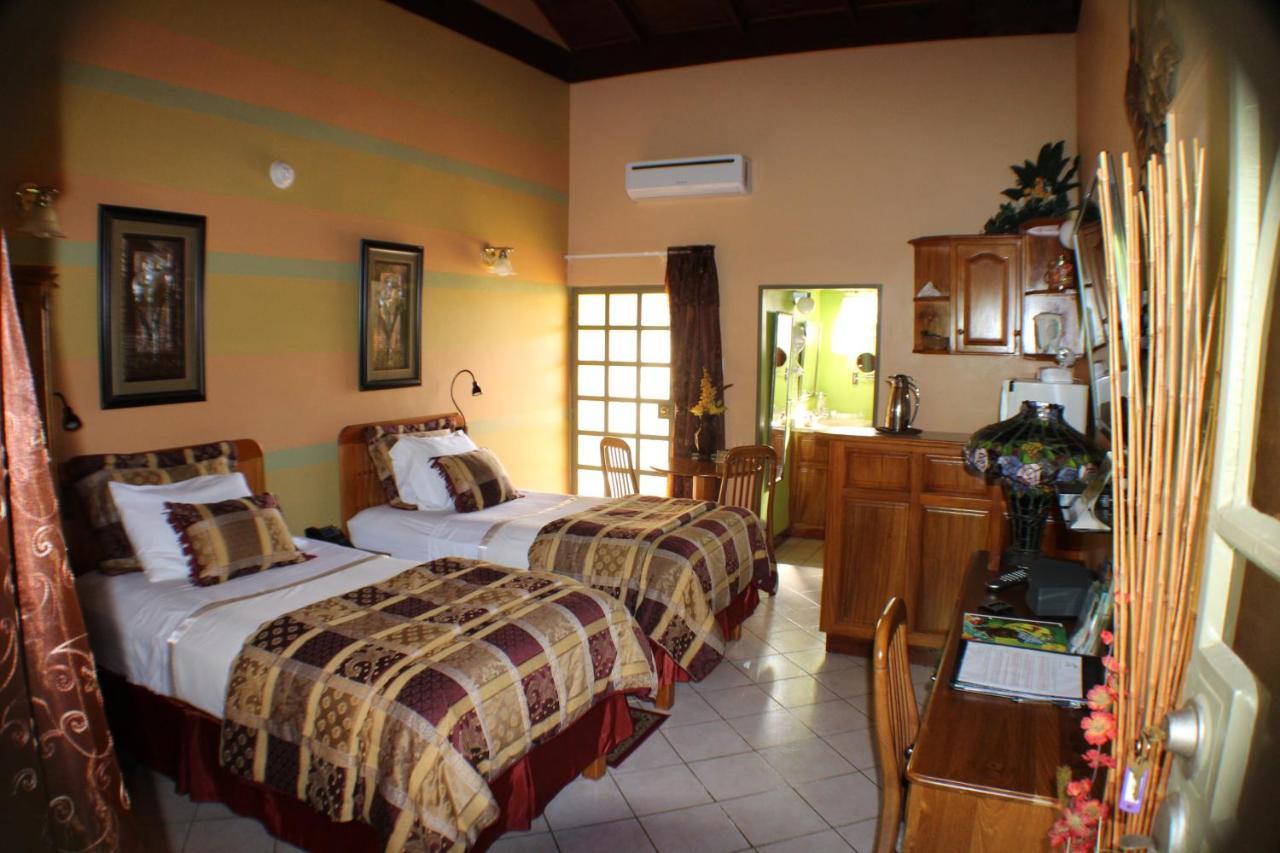 Native Abode Panzió Bon Accord Village Kültér fotó